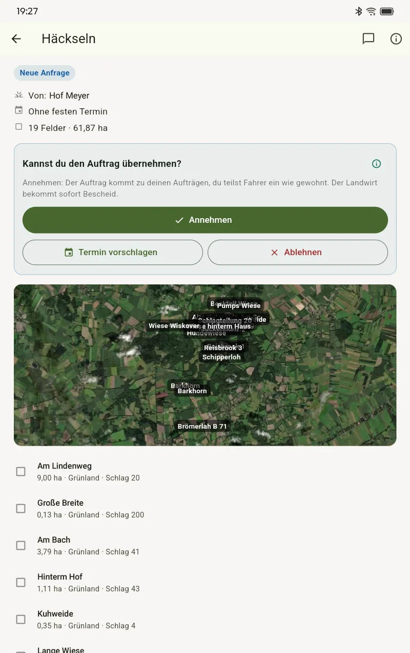 Eine Anfrage vom Landwirt auf dem Tablet des Lohnunternehmens: Annehmen, Termin vorschlagen oder Ablehnen, darunter die Felder auf der Karte