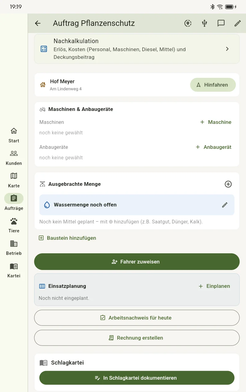 Ein Auftrag auf dem Tablet: Kunde mit Hinfahren-Knopf, Maschinen, ausgebrachte Menge, Fahrer zuweisen, Einsatzplanung, Arbeitsnachweis und Schlagkartei